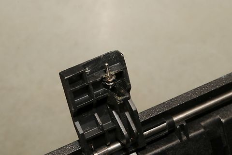 Nahaufnahme eines beschädigten Kunststoffgehäuses mit Metallstift