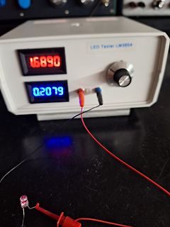 LED-Tester mit Messwerten und angeschlossener LED