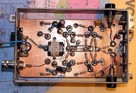 Innenansicht einer handgefertigten Leiterplatte in einem Metallgehäuse