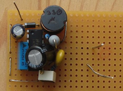 Bestückte Lochrasterplatine mit elektronischen Bauteilen