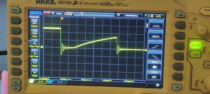 Abfotografiertes Rigol DS1102Z Oszilloskop mit Wellenform
