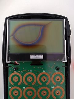 Geöffnetes elektronisches Gerät mit defektem Display und Platine