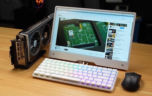 Monitor mit YouTube-Video über Leiterplatten und Grafikkarte