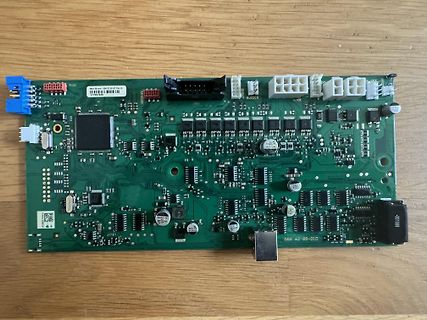 Grüne Leiterplatte mit elektronischen Bauteilen