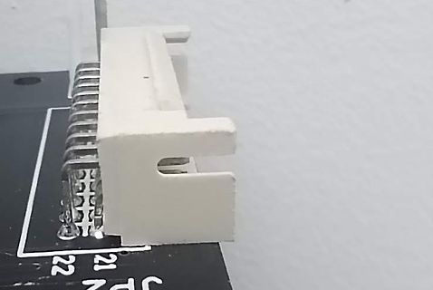Nahaufnahme eines Steckverbinder-Pins auf einer Platine