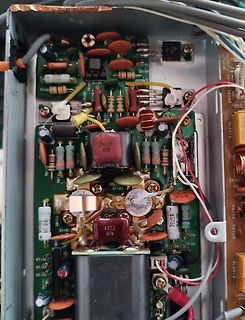 Nahaufnahme einer bestückten Leiterplatte mit elektronischen Bauteilen