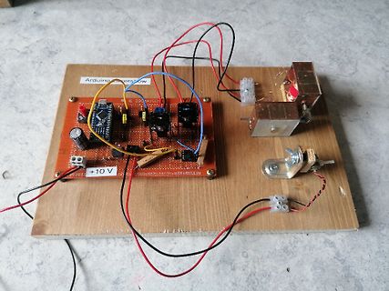 Elektronik-Aufbau auf Holzbrett mit Arduino und Motoren