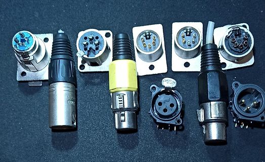 Verschiedene Audio- und Datenstecker sowie Buchsen