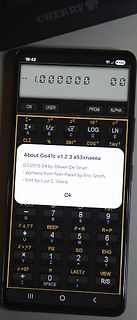 Smartphone mit Taschenrechner-App und Info-Dialog