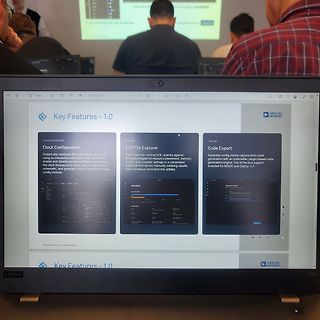 Abfotografierter Laptop-Bildschirm mit Präsentationsfolien