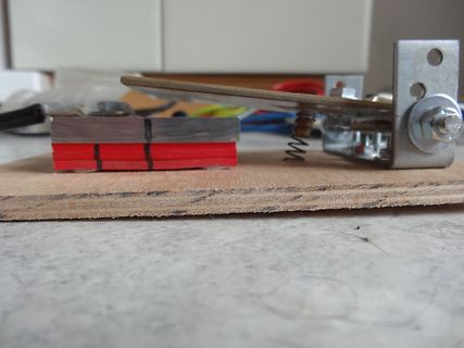 Mechanischer Aufbau mit Feder und Metallhalterung
