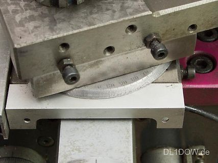 Metallische Werkzeuge und ein Winkelmesser