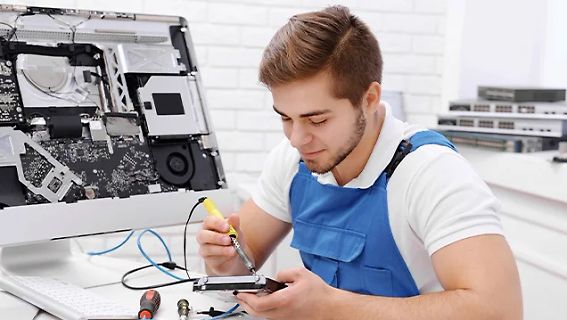 Techniker repariert Computerhardware