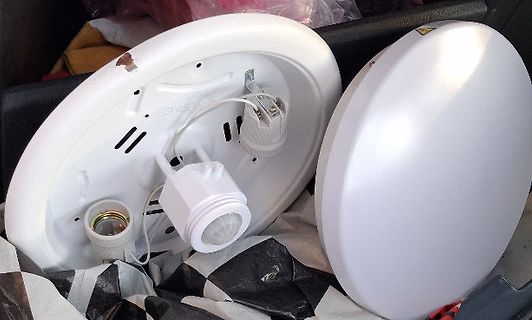 Zwei weiße LED-Leuchten oder Lampenkomponenten
