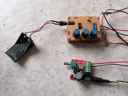 Elektronischer Aufbau mit Batteriefach und zwei Platinen