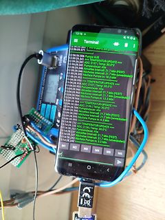 Smartphone mit Terminal-Ausgabe und Solar-Controller-Verkabelung