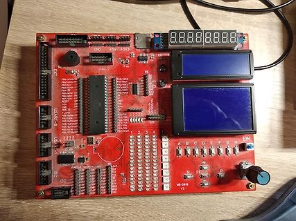 Rote Mikrocontroller-Entwicklungsplatine mit Displays und Anschlüssen