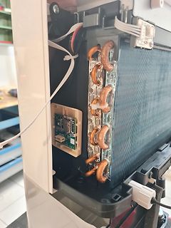 Innenansicht eines Klimageräts mit Wärmetauscher und Platine