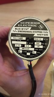 Typenschild eines Superior Electric Synchronous/Stepping Motors