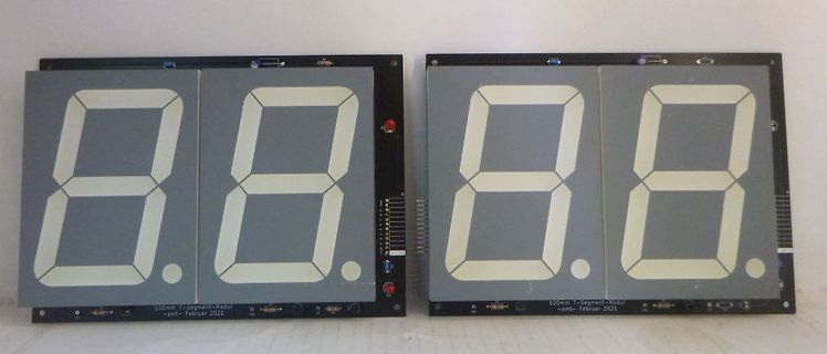 Zwei 7-Segment-Module mit Displayanzeige