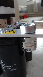 Nahaufnahme von Elektrolytkondensator und Befestigungsschrauben