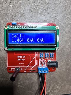 Batterieprüfgerät mit LCD-Display auf roter Platine