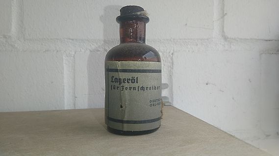 Braune Glasflasche mit Etikett Lageröl