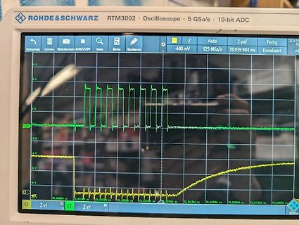 Abfotografierter Bildschirm eines Rohde & Schwarz Oszilloskops