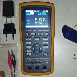 Handheld LCR-Meter mit Messwerten