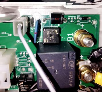 Nahaufnahme einer Leiterplatte mit elektronischen Bauteilen