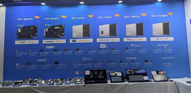 Produktpräsentation von Modulcomputern auf einem Messestand