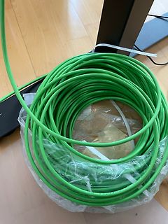 Rolle grünes Kabel auf Plastikfolie