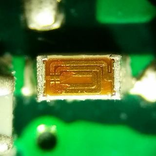 Makroaufnahme eines SMD-Bauteils auf Leiterplatte