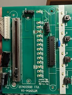 Foto einer grünen Leiterplatte mit elektronischen Bauteilen