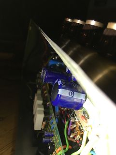Nahaufnahme von Elektrolytkondensatoren auf einer Leiterplatte