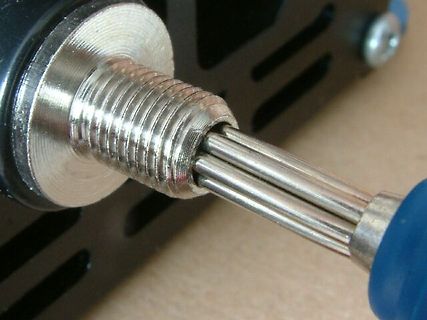 Gewindeschraube mit mehreren Metallstäben