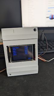 Gehäuse mit LCD-Display und Messwerten