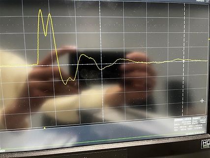 Abfotografierter Oszilloskop-Bildschirm mit Signalverlauf