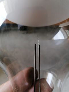 Nahaufnahme einer Metallspitze oder eines Drahtes