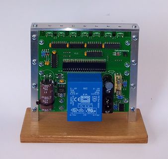 Elektronikmodul mit Transformator auf Holzsockel