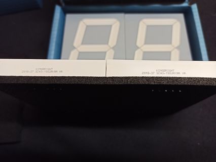 Zwei 7-Segment-Anzeigen in einer Verpackung