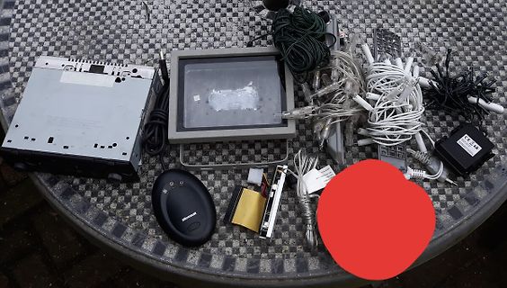 Verschiedene Elektronikkomponenten und Kabel auf Tisch