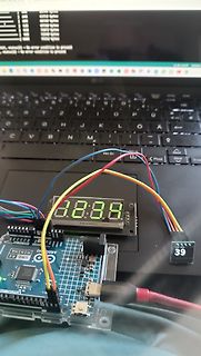 Arduino Uno R4 mit 7-Segment-Anzeige auf Laptop