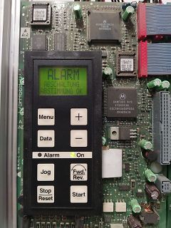 Bedienpanel einer Leiterplatte mit LCD-Display und Tasten