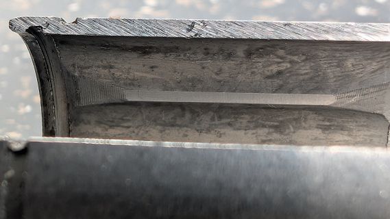 Nahaufnahme einer metallischen Oberfläche oder eines Bauteils
