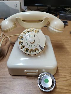 Altes Wählscheibentelefon auf Holztisch