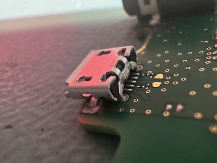 USB-Anschluss auf einer grünen Leiterplatte