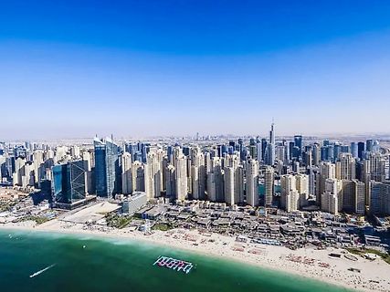 Luftaufnahme einer Skyline an einem Strand