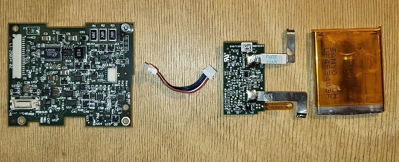 Leiterplatten, Kabel und Akku auf Holzuntergrund