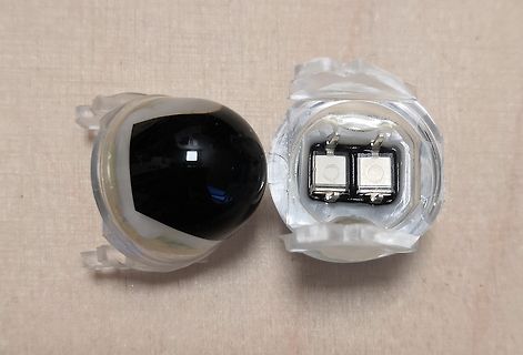 Zwei LED-Leuchtmittel, eines mit schwarzem Gehäuse